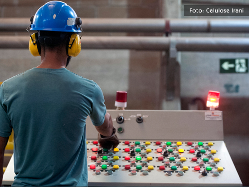Câmbio é luz no fim do túnel para setores como celulose, têxtil e calçados