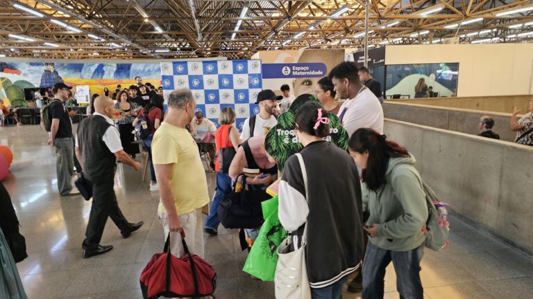 Ibá e Abigraf transformam estações do Metrô de São Paulo em ‘bibliotecas vivas’ no Dia Mundial do Livro